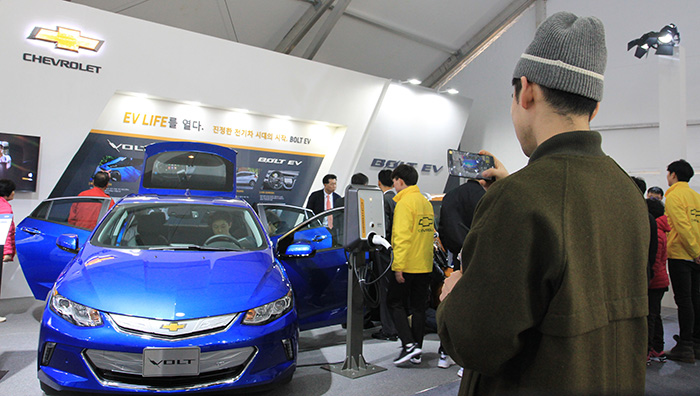 Visitors take a closer look at the new Chevrolet Bolt EV at the International Electric Vehicle Expo on March 17. It can travel 383 km on a single charge.